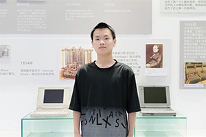 冯俊豪：高中转学来新华，为圆梦学VR影视